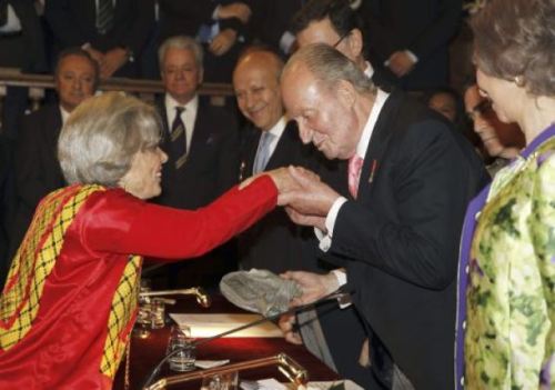 Recibe Elenita Premio Cervantes